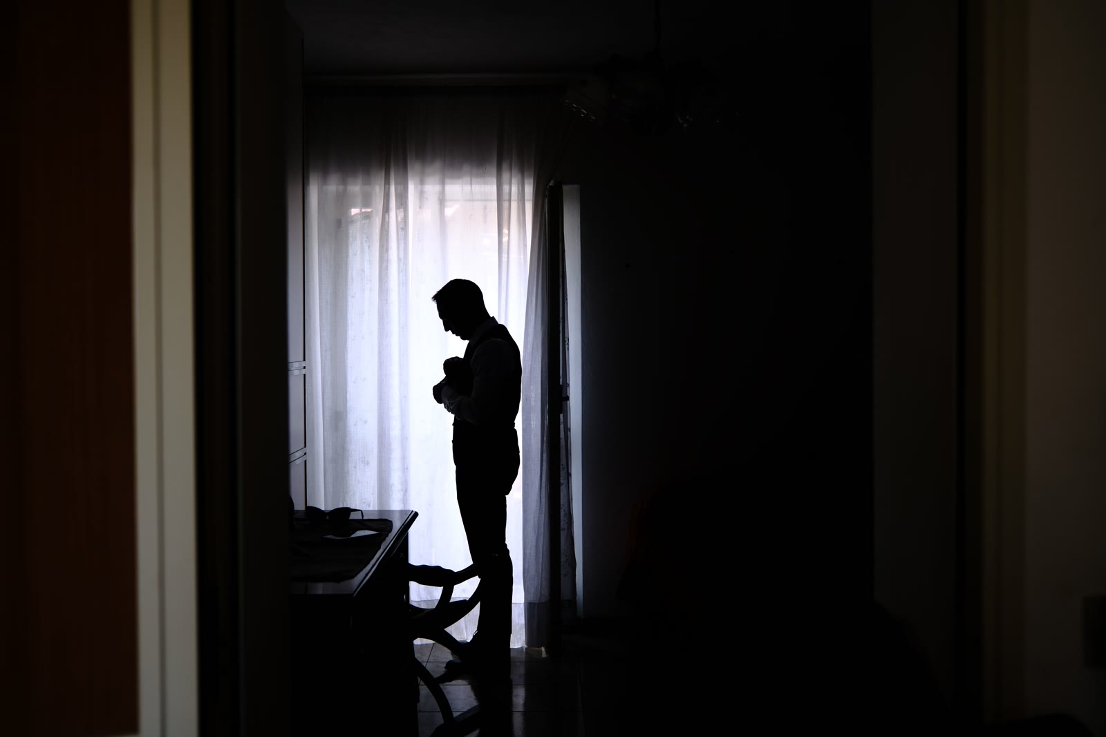 Padre e figlio a casa, in un momento di fragilità