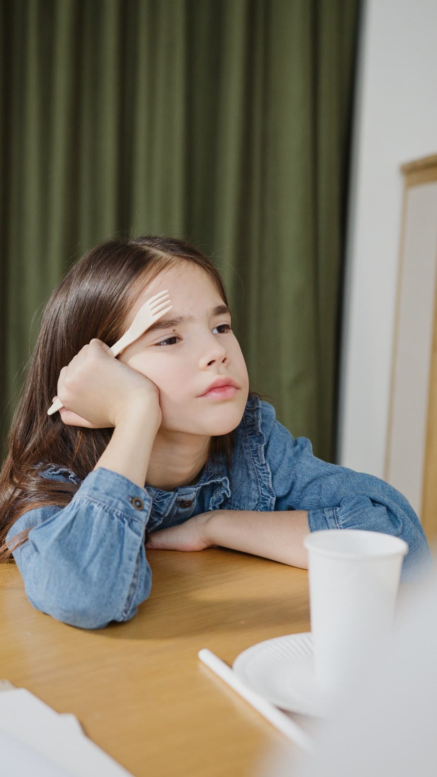 Bambina in un momento di ascolto e riflessione