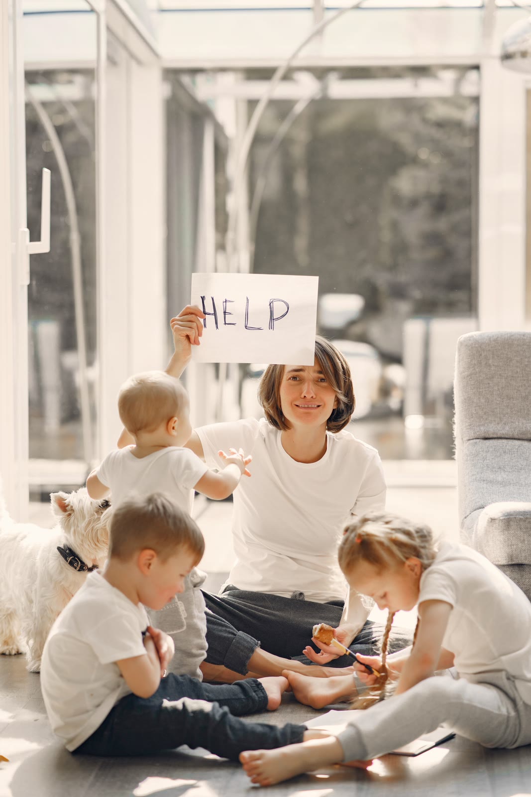 Una madre accanto ai suoi figli, in un momento di fragilità