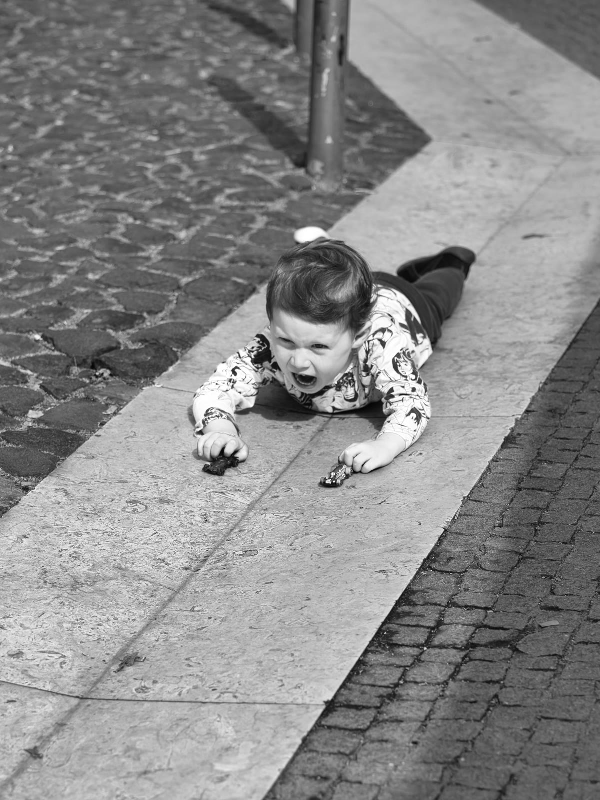 Bambino che gioca per terra, in un momento di gioco libero