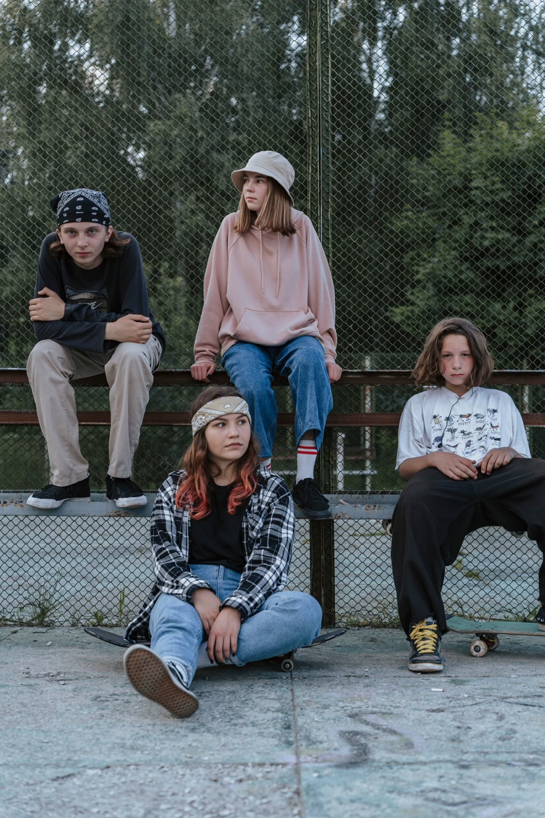 Adolescenti in un contesto quotidiano, osservati nel loro ambiente